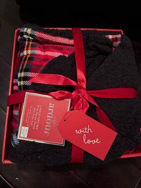 Super Comfy Red Plaid Print Sherpa Blanket with Fuzzy socks NWT